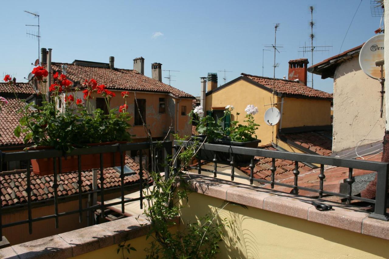 Alloggio Incantevole Sui Tetti Di Bologna Luaran gambar